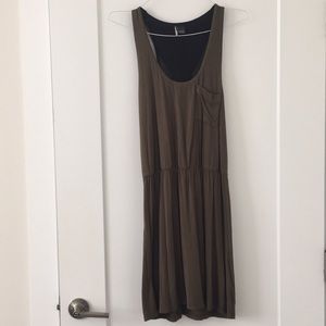Green sleeveless dress with pocket